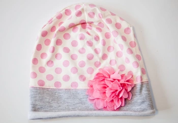 RASTER Fontanna czapka z kwiatem 3D grochy ecru