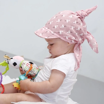 Pupill Areta chustka z daszkiem wiązana dla dziewczynki brudny róż